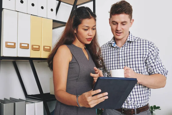 Young Business People Working Office Discussing Information Tablet Computer — Stock Photo, Image