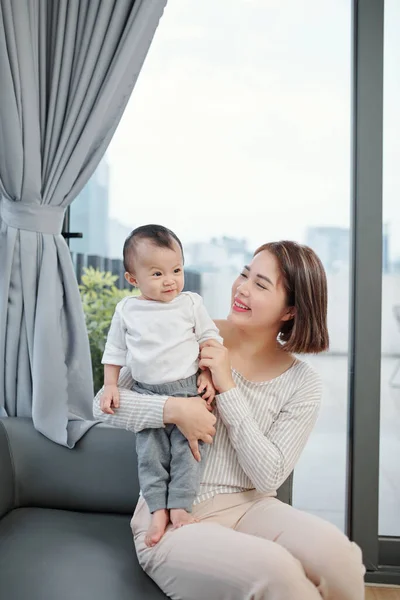 Sonriente Mujer Vietnamita Bastante Joven Mirando Adorable Hijita —  Fotos de Stock