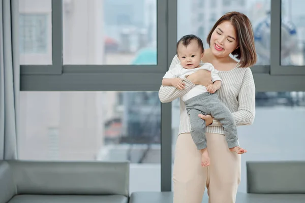 Küçük Kızını Taşıyan Güzel Asyalı Kadın Gülümsüyor — Stok fotoğraf