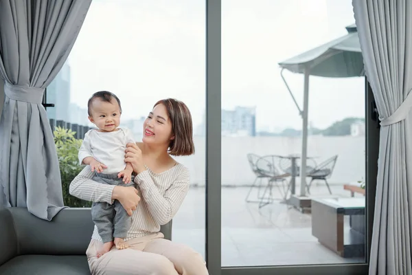 Fröhliche Junge Mutter Spielt Hause Mit Entzückendem Baby — Stockfoto