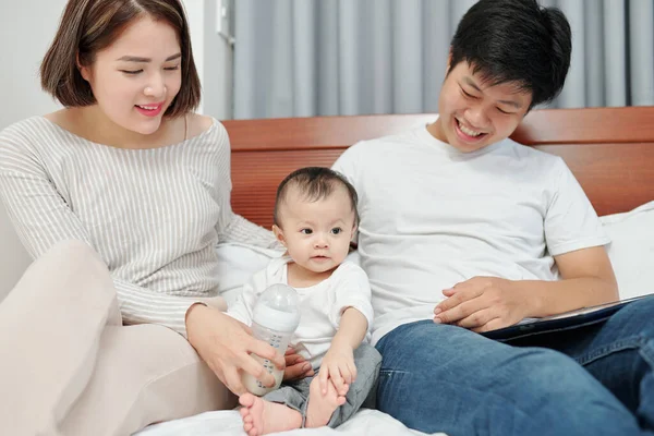 Fröhliche Junge Asiatische Eltern Sitzen Bett Spielen Mit Dem Kleinen — Stockfoto