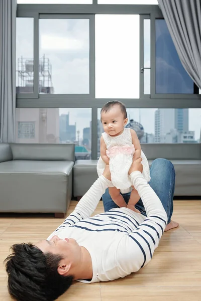 Joyeux Jeune Père Couché Sur Sol Dans Salon Jouant Avec — Photo