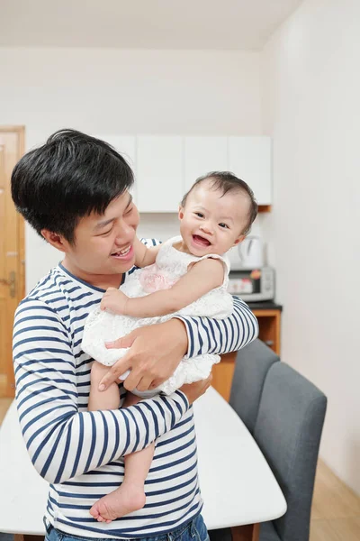 Glücklicher Junger Vater Kitzelt Seine Lachende Kleine Tochter Die Bei — Stockfoto