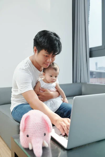 Jeune Père Assis Sur Canapé Avec Petite Fille Sur Ses — Photo