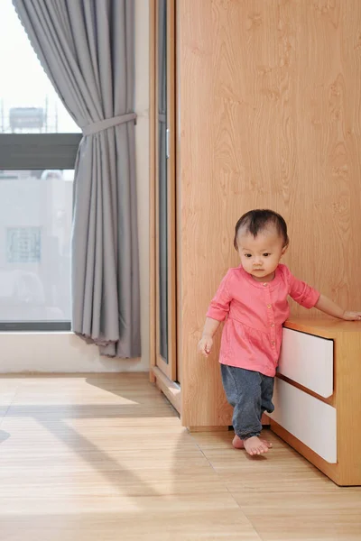 Niña Vietnamita Caminando Sala Estar Explorar Apartamento —  Fotos de Stock