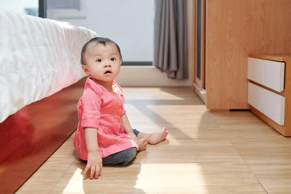 Adorable Niña Asiática Sentada Suelo Dormitorio Sus Padres — Foto de Stock