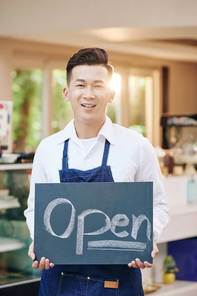 Neşeli Genç Asyalı Kahve Dükkanı Sahibi Açık Yazıyla Tahtayı Gösteriyor — Stok fotoğraf