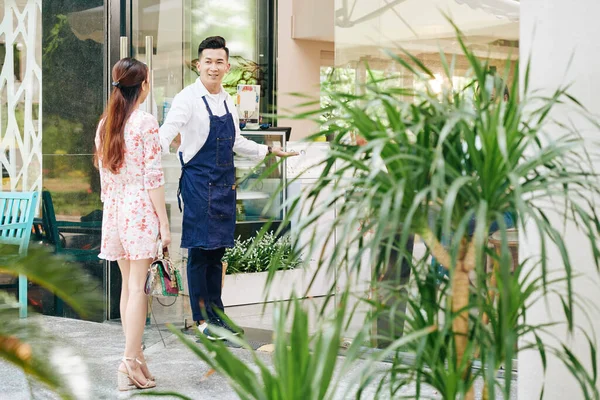 Camarero Sonriente Dando Bienvenida Hermosa Joven Cafetería Abriendo Puerta Para — Foto de Stock