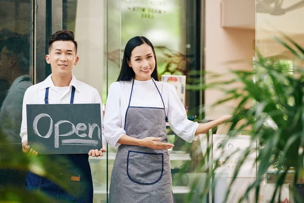 Glimlachende Jonge Ober Toont Open Teken Wanneer Serveerster Het Maken — Stockfoto