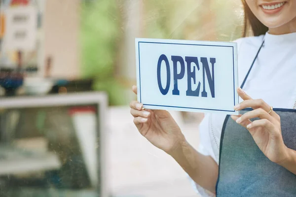 Gestroopt Beeld Van Lachende Cafe Eigenaar Opknoping Open Teken Glazen — Stockfoto