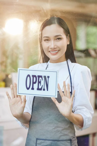 Porträt Der Hübschen Jungen Vietnamesischen Kellnerin Klebt Schild Café Tür — Stockfoto