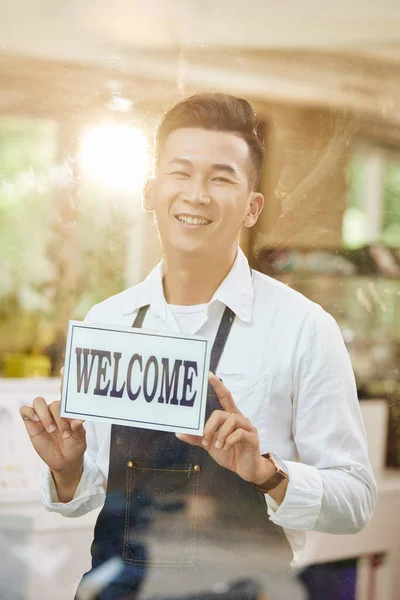 Porträt Eines Glücklichen Aufgeregten Jungen Coffeeshop Besitzers Der Schild Eingangstür — Stockfoto