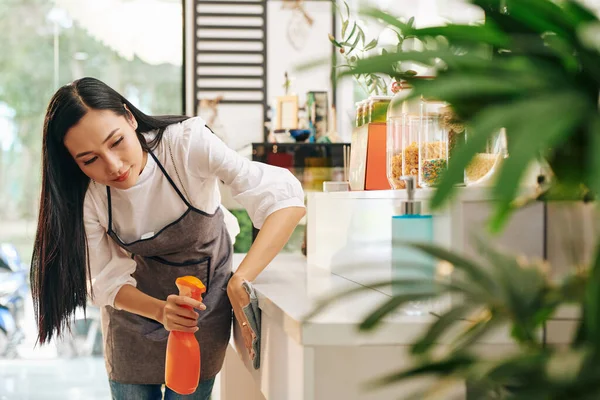 Propietario Café Vietnamita Bastante Joven Limpiando Cada Rincón Cafetería Con — Foto de Stock