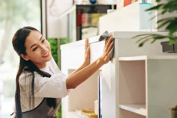 Piękny Uśmiech Młody Wietnamski Barista Wycieranie Licznik Miękkiej Tkaniny Podczas — Zdjęcie stockowe