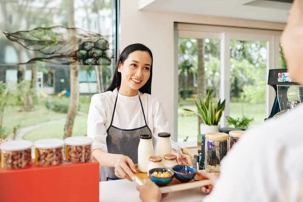 Pequeña Camarera Coffeeshop Dando Bandeja Con Yogur Lácteo Leche Tazones — Foto de Stock