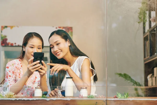 Jovens Amigas Vietnamitas Bonitas Verificando Fotos Que Acabaram Fazer Smartphone — Fotografia de Stock
