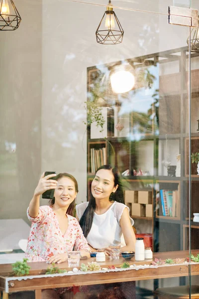 Krásné Šťastné Mladé Vietnamské Ženy Při Selfie Kavárně — Stock fotografie