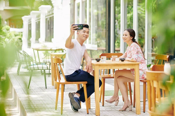 Guapo Joven Vietnamita Tomando Selfie Desayunar Con Novia Cafetería Aire —  Fotos de Stock