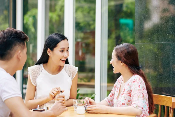 Gruppo Amici Felici Che Fanno Colazione Nel Bar All Aperto — Foto Stock