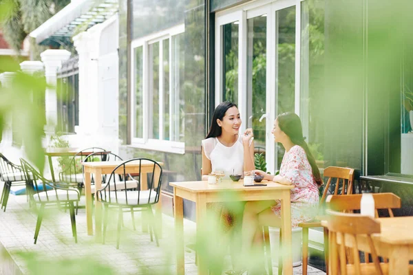 Hermosas Mujeres Vietnamitas Jóvenes Disfrutando Delicioso Desayuno Cafetería Aire Libre —  Fotos de Stock