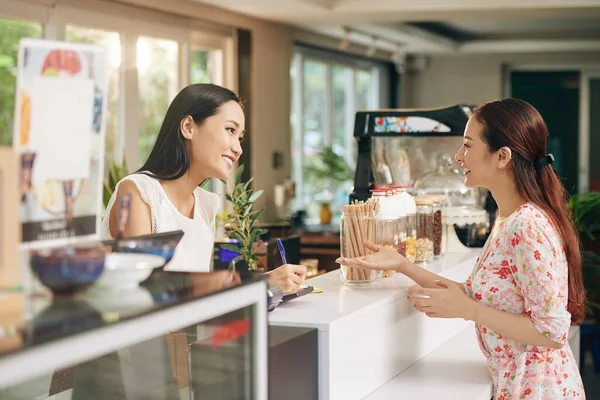 Mulher Asiática Muito Jovem Conversando Com Barista Pedindo Café Sobremesa — Fotografia de Stock