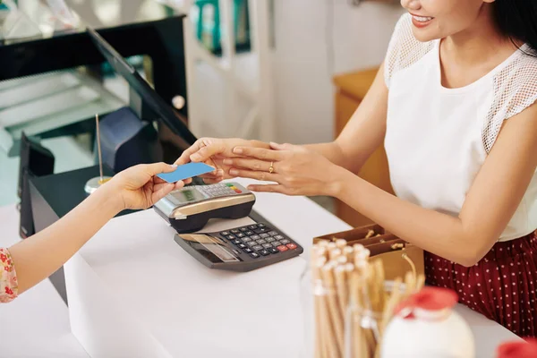 Sorrindo Jovem Mulher Usando Cartão Crédito Pagar Ordem Café — Fotografia de Stock