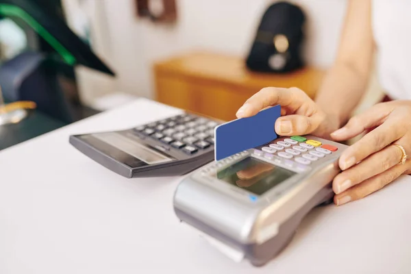 Cajero Deslizando Tarjeta Crédito Del Cliente Través Terminal Pago —  Fotos de Stock