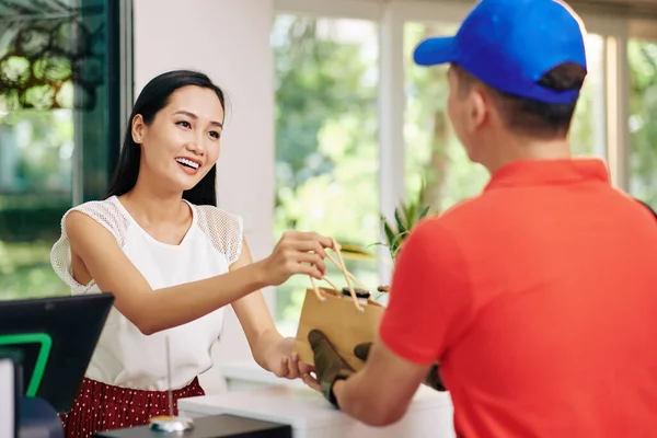 Corriere Che Consegna Prodotti Lattiero Caseari Freschi Coffeeshop Pacchetto Proprietario — Foto Stock