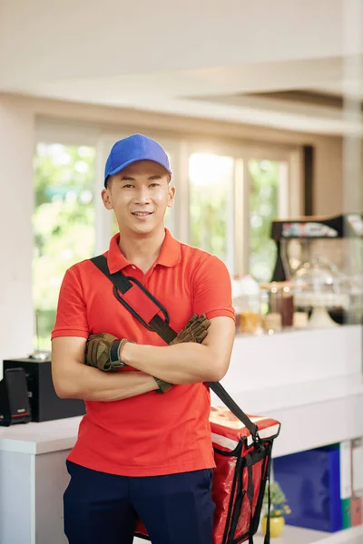 Retrato Jovem Mensageiro Vietnamita Café Com Saco Refrigerador Portátil — Fotografia de Stock