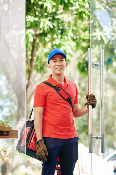 Sorrindo Jovem Asiático Entrega Homem Uniforme Brilhante Abertura Porta Café — Fotografia de Stock