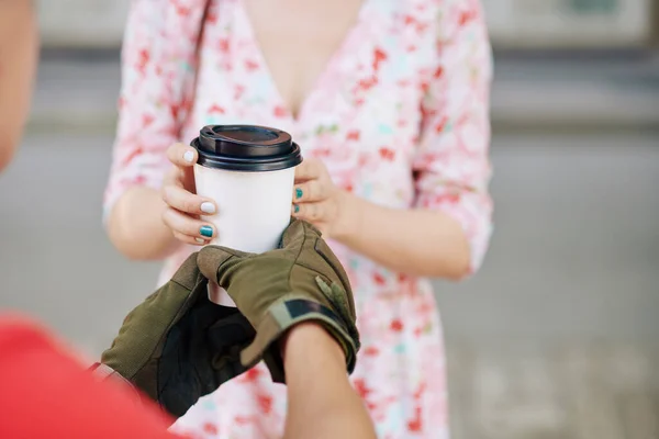 地元のコーヒーショップから注文した若い女性にコーヒーを奪う宅配便のクローズアップイメージ — ストック写真