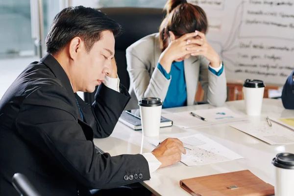 Team Stressed Tired Business People Searching Better Way Survive Economic — Stock Photo, Image