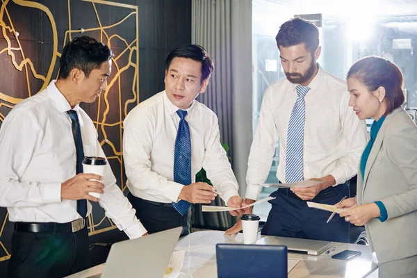 Business Team Gathered Meeting Room Discuss Reports Financial Documents Trying — Stock Photo, Image