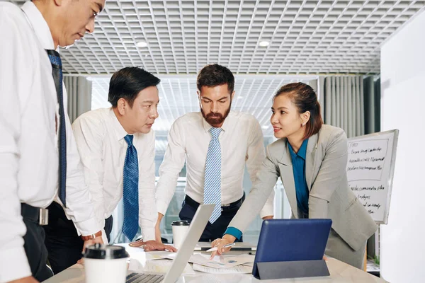 Team Lavoro Multietnico Che Discute Documenti Finanziari Riunione Suggerendo Nuove — Foto Stock