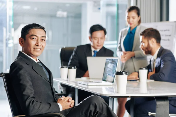 Portrait Smiling Middle Aged Entrepreneur Meeting Colleagues Office — Stock Photo, Image