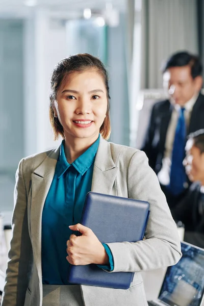 Portret Młodej Uśmiechniętej Kobiety Przedsiębiorczyni Pozującej Tabletem Sali Konferencyjnej — Zdjęcie stockowe