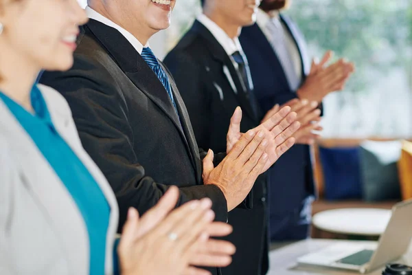 彼の感動的なスピーチの後で同僚に拍手をしているビジネスの人々 — ストック写真