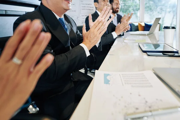 집회에서 강연하는 사람들에게 박수갈채를 보내는 사업가들의 미소짓는 — 스톡 사진