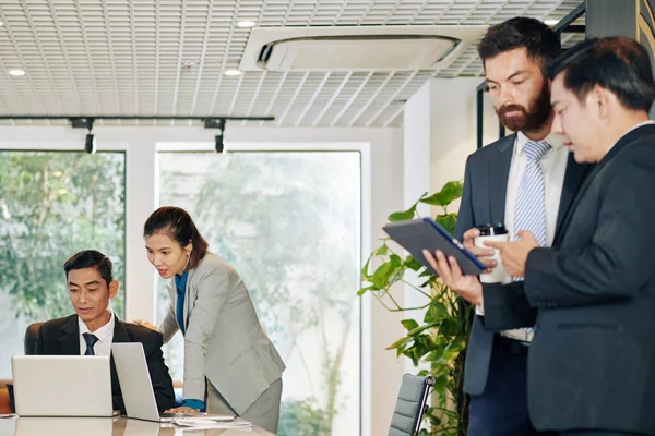 Imprenditrice Che Aiuta Collega Con Relazione Quando Suoi Due Colleghi — Foto Stock