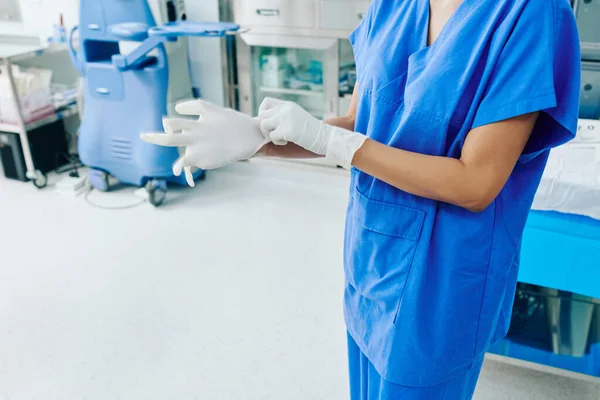 Snímek Chirurga Nasazujícího Bílé Sterilizované Chirurgické Rukavice Operačním Sále Nemocnice — Stock fotografie
