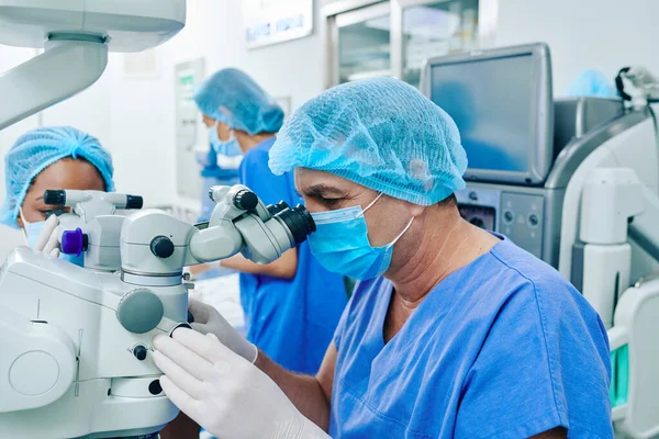 Rijpere Chirurg Handschoenen Medisch Masker Met Behulp Van Moderne Apparatuur — Stockfoto