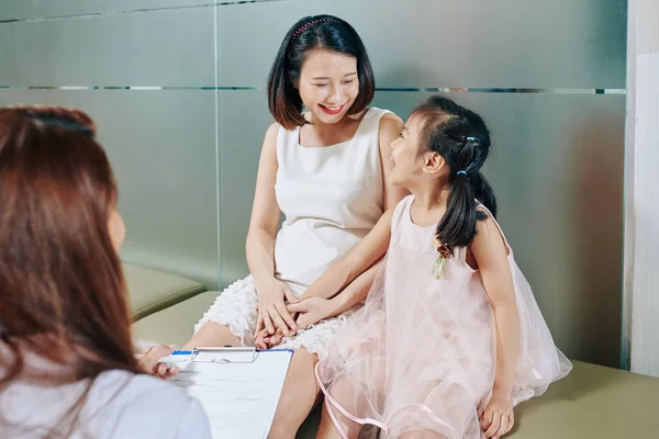 幸せな若いベトナム人の母親と娘訪問小児科医で病院 — ストック写真