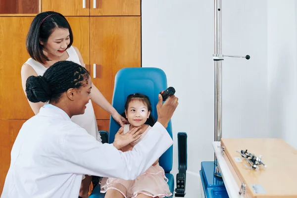 Pediatrisk Ögonläkare Med Ficklampa Vid Kontroll Synen Liten Leende Flicka — Stockfoto