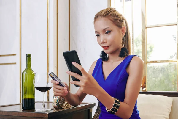 Schöne Junge Asiatin Trinkt Rotwein Und Nutzt Kreditkarte Beim Einkauf — Stockfoto