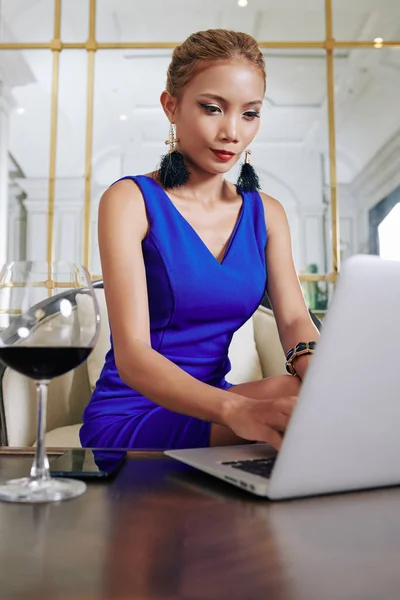 Schöne Junge Lächelnde Frau Trinkt Ein Glas Rotwein Arbeitet Laptop — Stockfoto