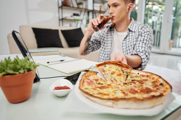 Adolescent Boire Soda Manger Pizza Lors Préparation Aux Examens Maison — Photo