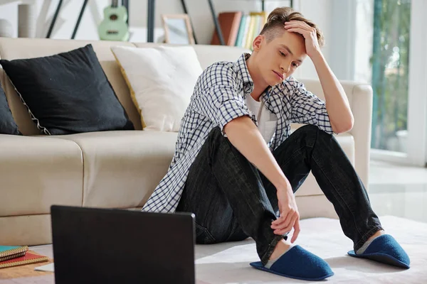 Stressato Studente Triste Liceo Seduto Sul Pavimento Dopo Aver Ricevuto — Foto Stock