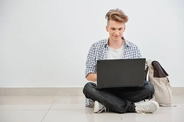 Lachende Middelbare Scholier Die Vloer Zit Werkt Speelt Laptop — Stockfoto