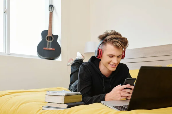 Lise Öğrencisi Sınavlara Hazırlanmak Yerine Akıllı Telefonuyla Yatakta Yatıp Arkadaşlarına — Stok fotoğraf