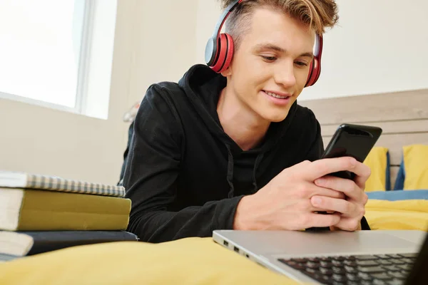 Sonriente Adolescente Escuchando Música Los Auriculares Jugando Teléfono Inteligente Cuando — Foto de Stock